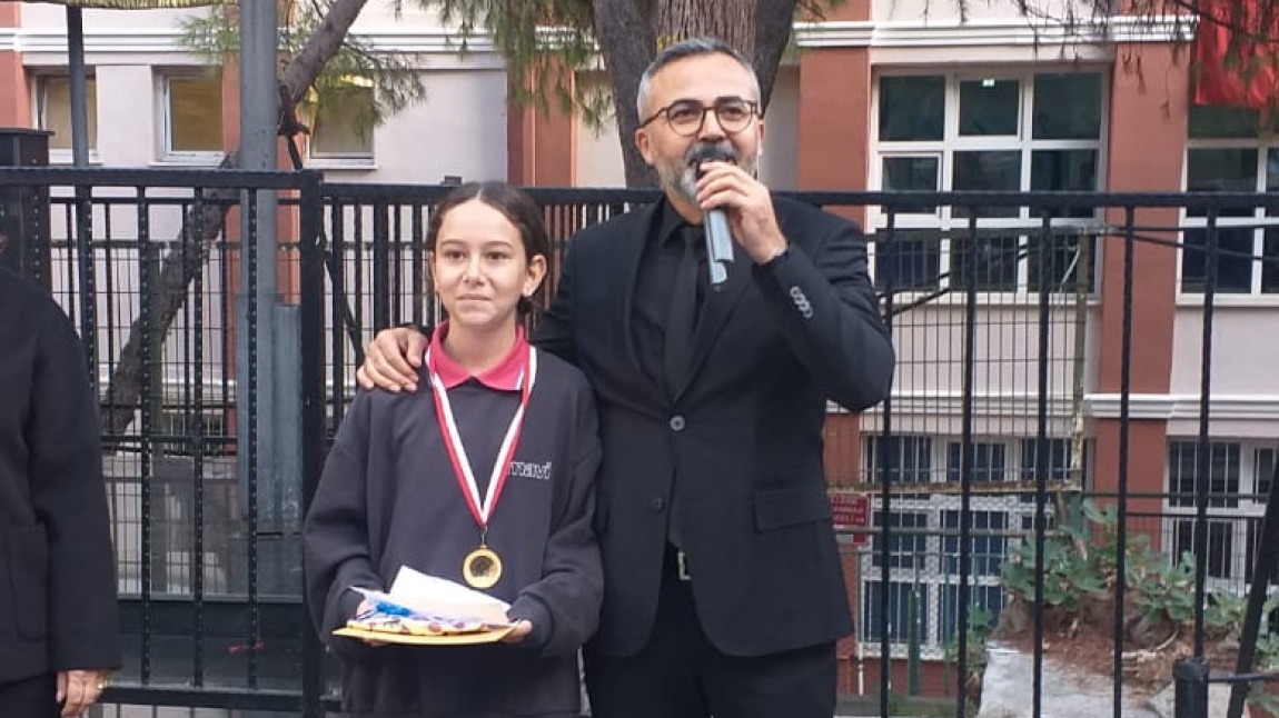 Öğrencimiz Hacer İpek Çabuk Atatürk konulu şiir yarışmasında ilçe 1.si olmuştur. Kendisini tebrik ediyoruz.